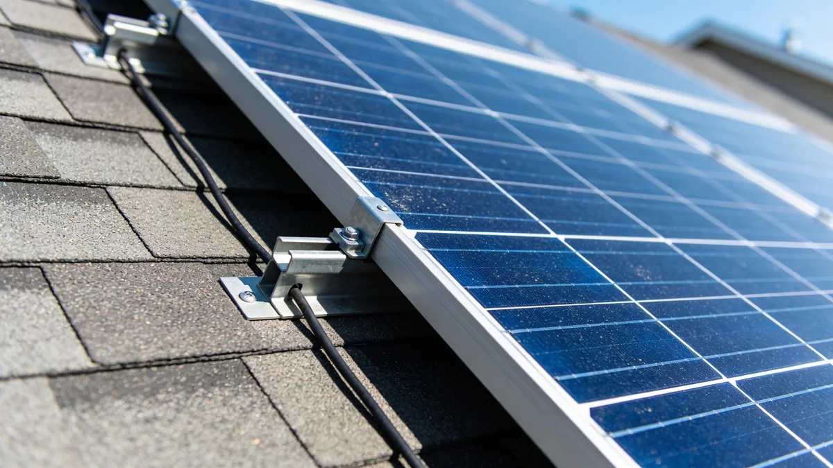 Détail de la fixation de panneaux solaires bleus sur une toiture, type de pose proposé à Montfa